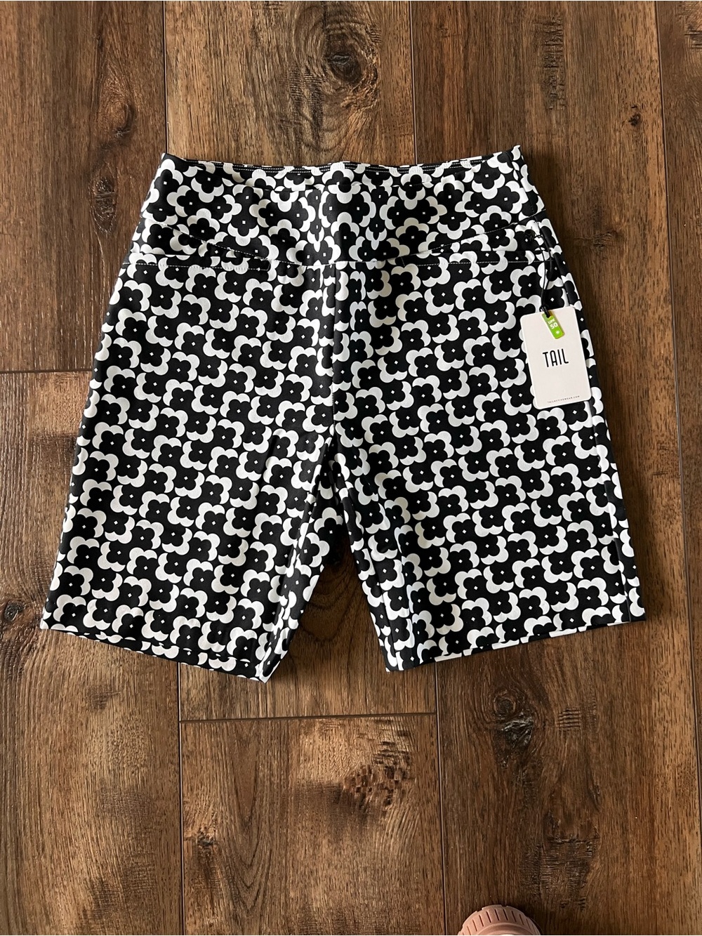 TAIL Women’s 18” Golf Shorts Black White NWT Size 6
